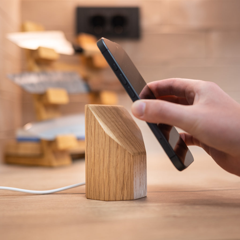 Wooden MagSafe Wireless Charger — Qi2 25W